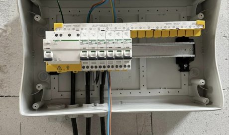 Pose et raccordement de tableau électrique à Romanèche-Thorins